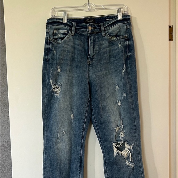 Judy Blue Cropped Jeans in Faded Blue - Picture 5 of 10